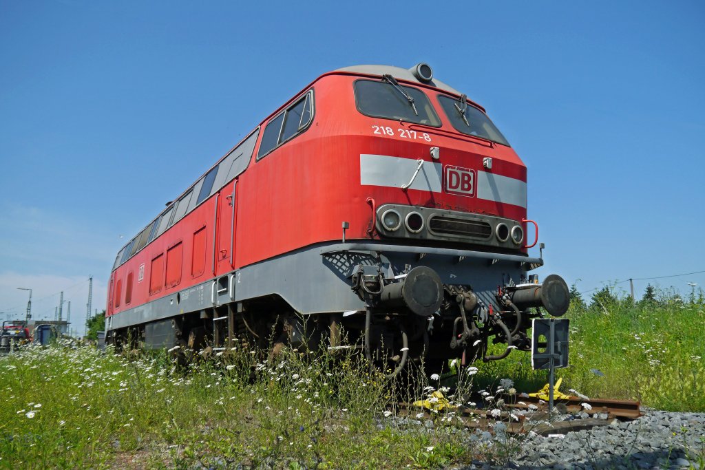218 217, die frher als einziges Exemplar der Br 218 eine Versuchslackierung in rot-beiger-TEE-Lackierung erhielt, abgestellt im DB-Museum Koblenz-Ltzel. (24.07.12)