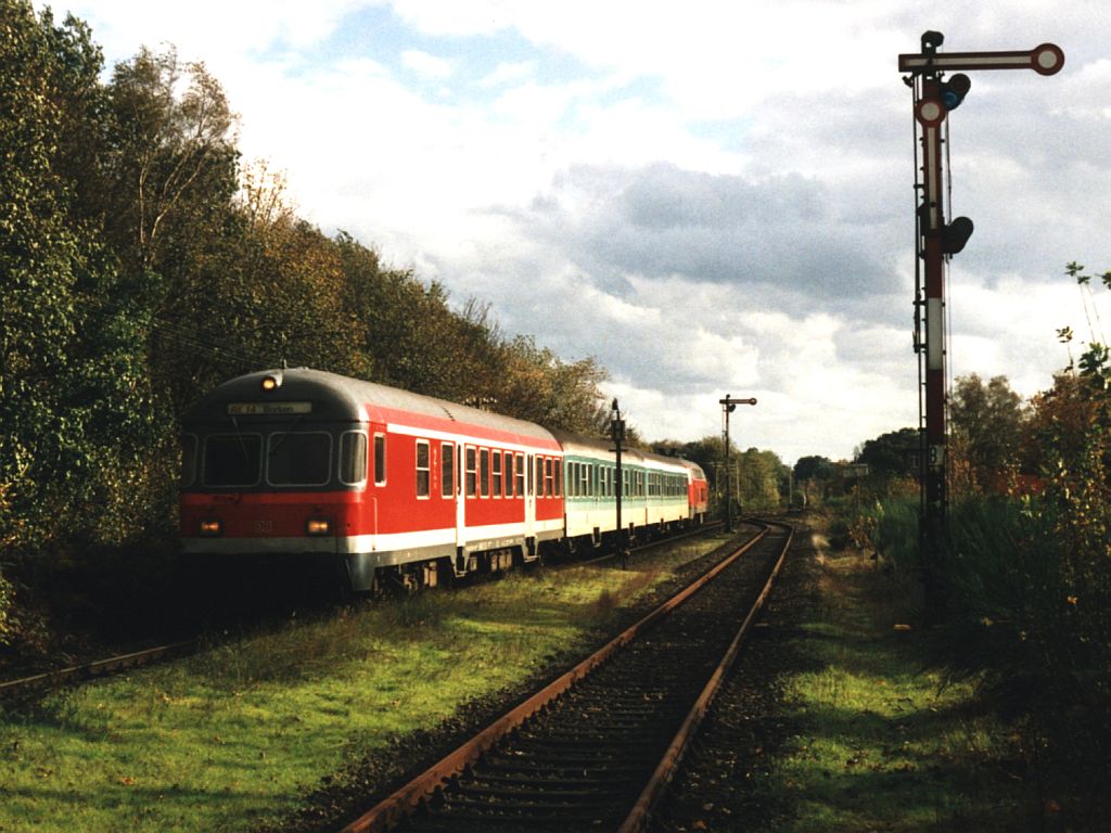 218 247-5 mit RB 10218 Langenberg-Borken auf Bahnhof Rhade am 29-10-2000. Bild und scan: Date Jan de Vries.