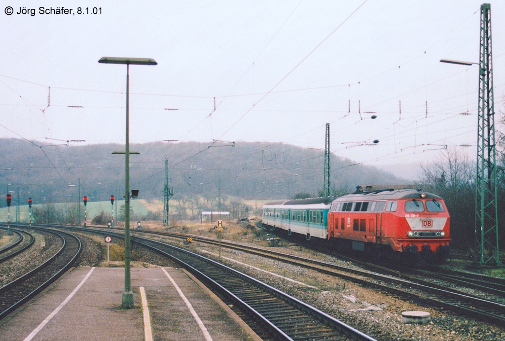 218 251 fährt am 8.1.01 mit ihrer Regionalbahn aus Rothenburg in Steinach auf Gleis 5 ein. 