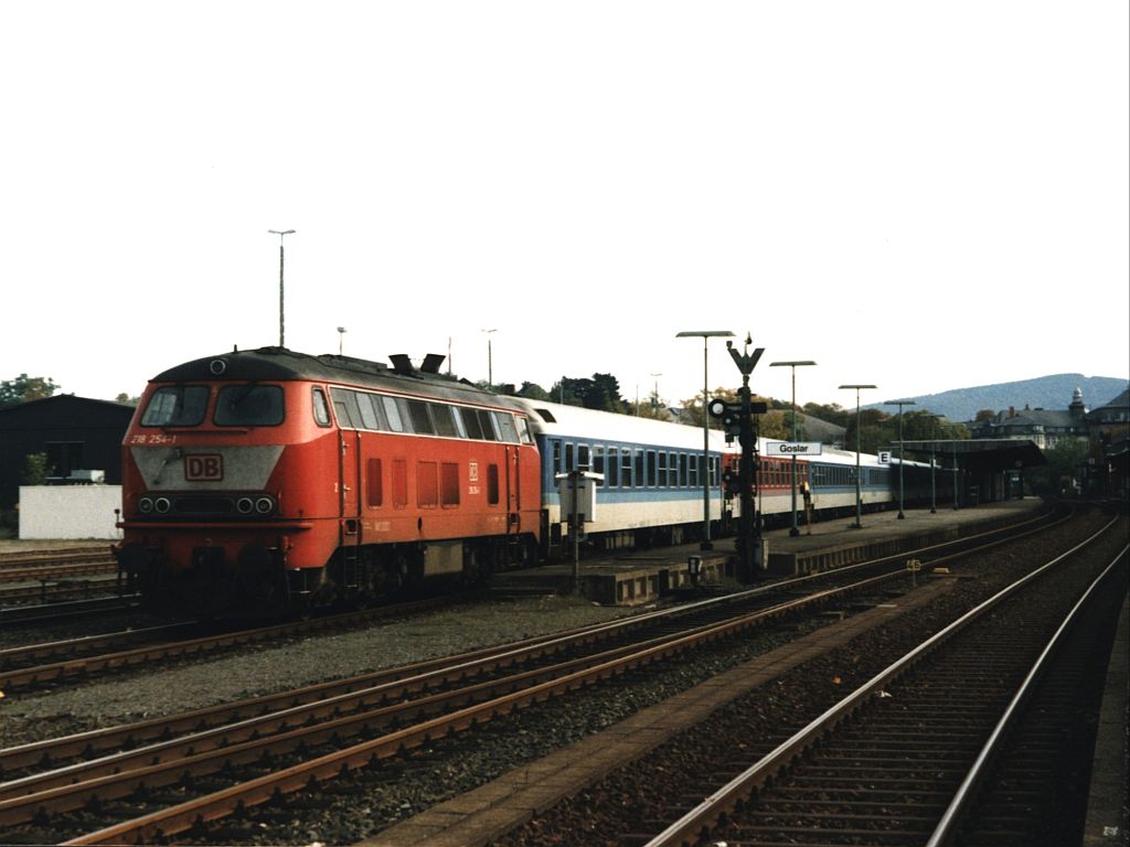 218 254-1 mit IR 2182 “Harz” Bad Harzburg-Fredericia auf Bahnhof of Goslar am 17-10-1997. Bild und scan: Date Jan de Vries.