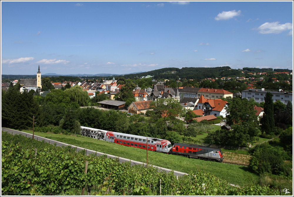 218 256 der Heros Rail Rent GmbH zZ. von der GKB angemietet, fhrt mit R 4375 von Graz nach Wies Eibiswald. 
@Admin der das Bild nicht freigeschaltet hat ... GBK + 218 mitZgen ... wo sonst .... schn langsam wird´s mit hier zu Bld mit der freischalterei !!!!!
Deuschlandsberg 27.6.2011