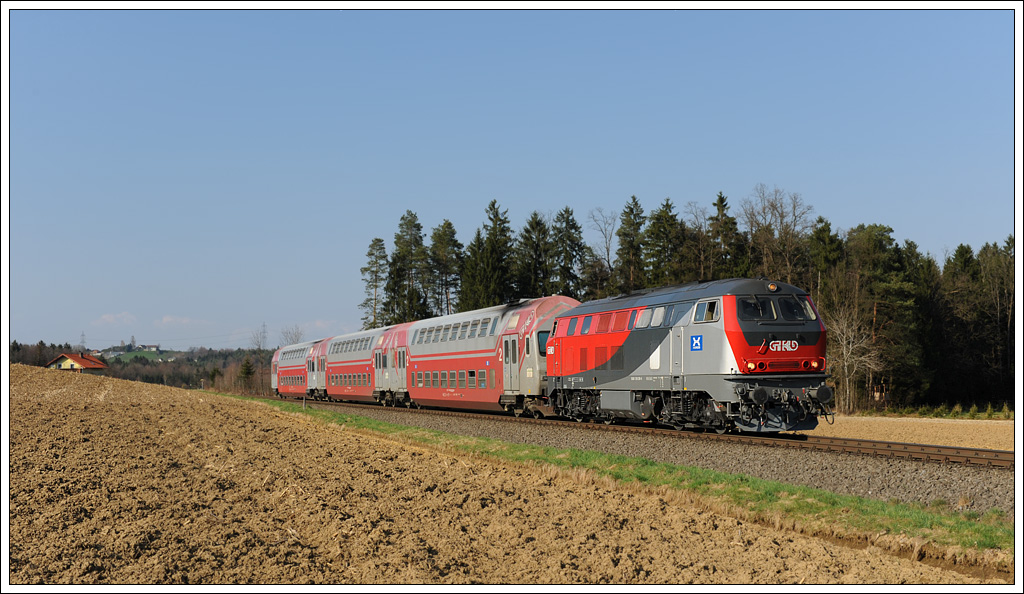 218 256 mit dem als S6 verkehrenden R 4377 von Graz ber Werndorf nach Wies-Eibiswald, am 30.3.2011 kurz nach der Haltestelle Hollenegg aufgenommen.