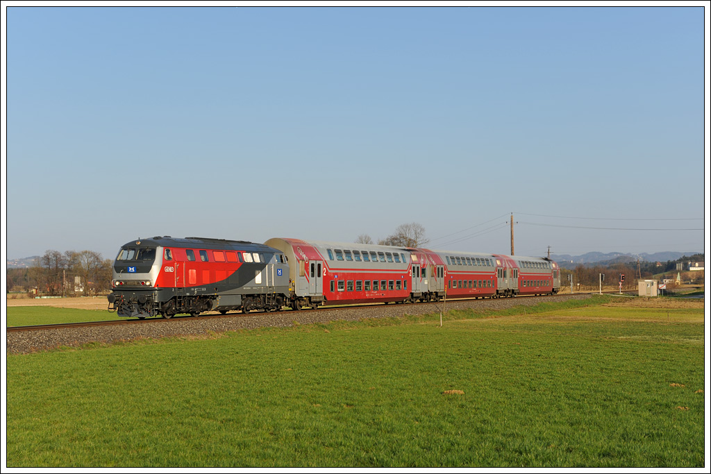 218 256 mit dem als S6 verkehrenden R 4382 von Wies-Eibiswald ber Werndorf nach Graz, am 30.3.2011 kurz nach dem Bahnhof Bergla aufgenommen.