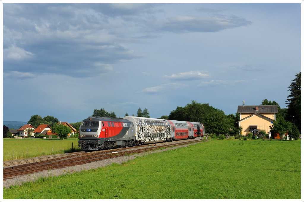 218 256 mit dem als S 6 verkehrenden R 4382 von Wies-Eibiswald ber Werndorf nach Graz am 8.6.2011 bei der Ausfahrt aus dem ehemaligen Bahnhof Schwanberg aufgenommen. Falls dieses Motiv einmal jemand umsetzen mchte - der Banhof Schwanberg befindet sich in der Katastralgemeinde Trag, welche zur Gemeinde Hollenegg gehrt ;-)