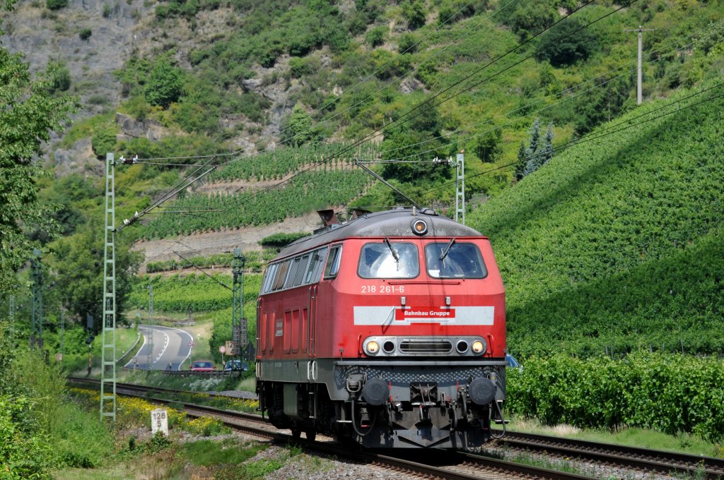 218 261-6 der Bahnbau-Gruppe rollt solo Richtung Neuwied. Aufgenommen am 09/07/2011 bei Leutesdorf.