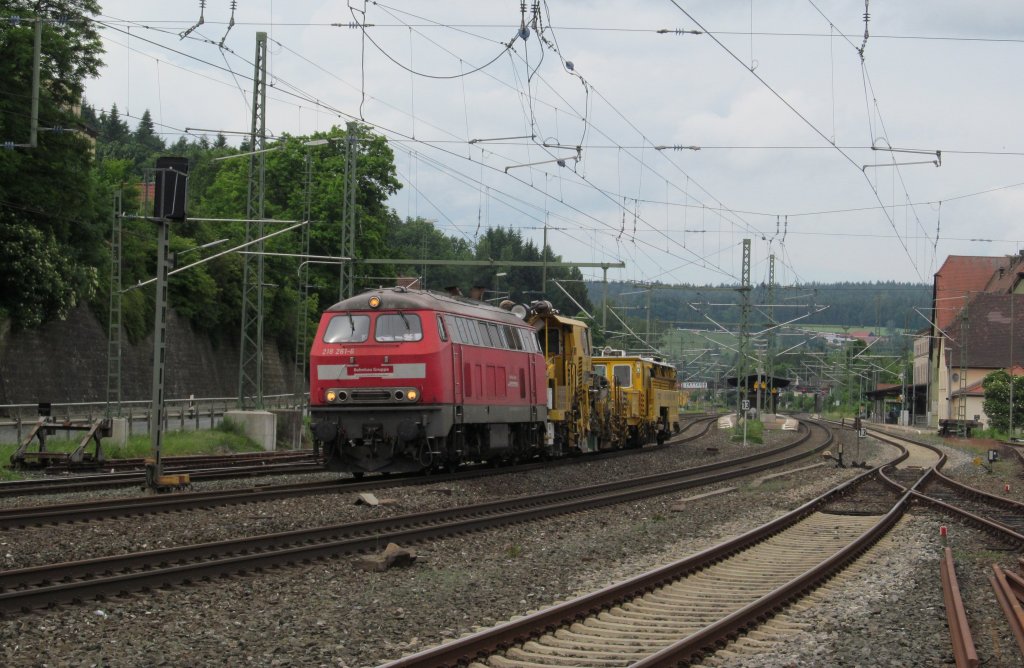 218 261-6 der Bahnbau Gruppe zieht am 8. Juni 2012 zwei Baufahrzeuge durch Kronach in Richtung Lichtenfels. 