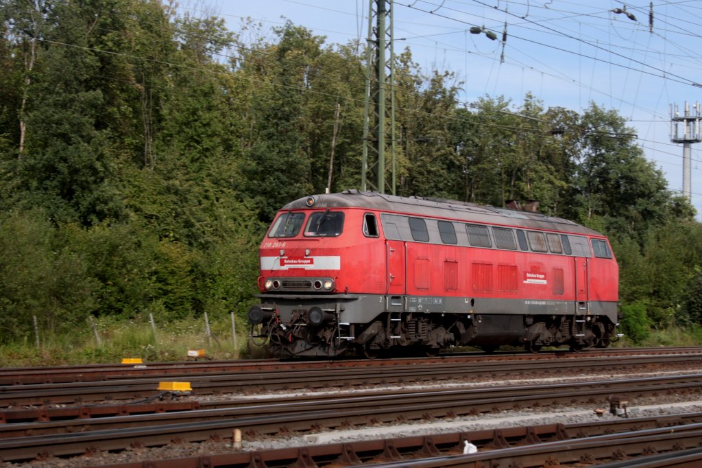 218 261-6 kommt als Lokzug aus Richtung Koblenz und f�hrt durch K�ln-Gremberg nach K�ln-Kalk bei Sommerwetter.
11.8.2011