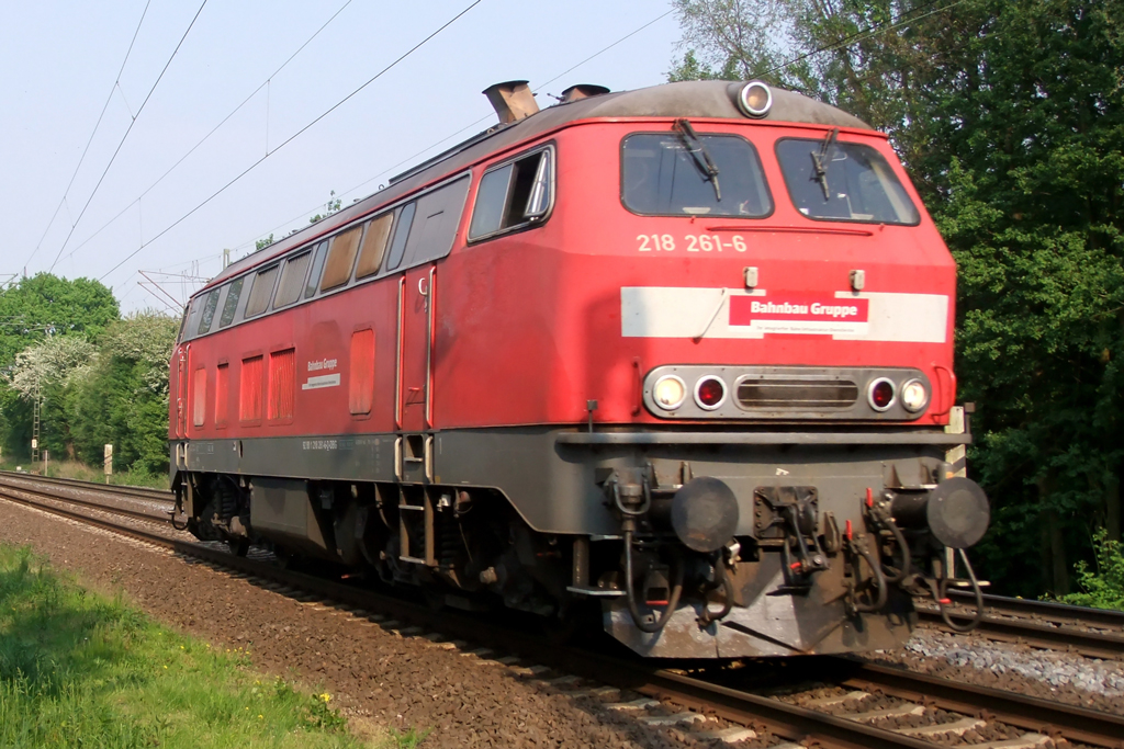 218 261-6 eine Lok die mich verfolgt vor 2 Tagen noch in Koblenz abgelichtet auf der Hamm-Osterfelder Strecke in Recklinghausen 29.4.2011