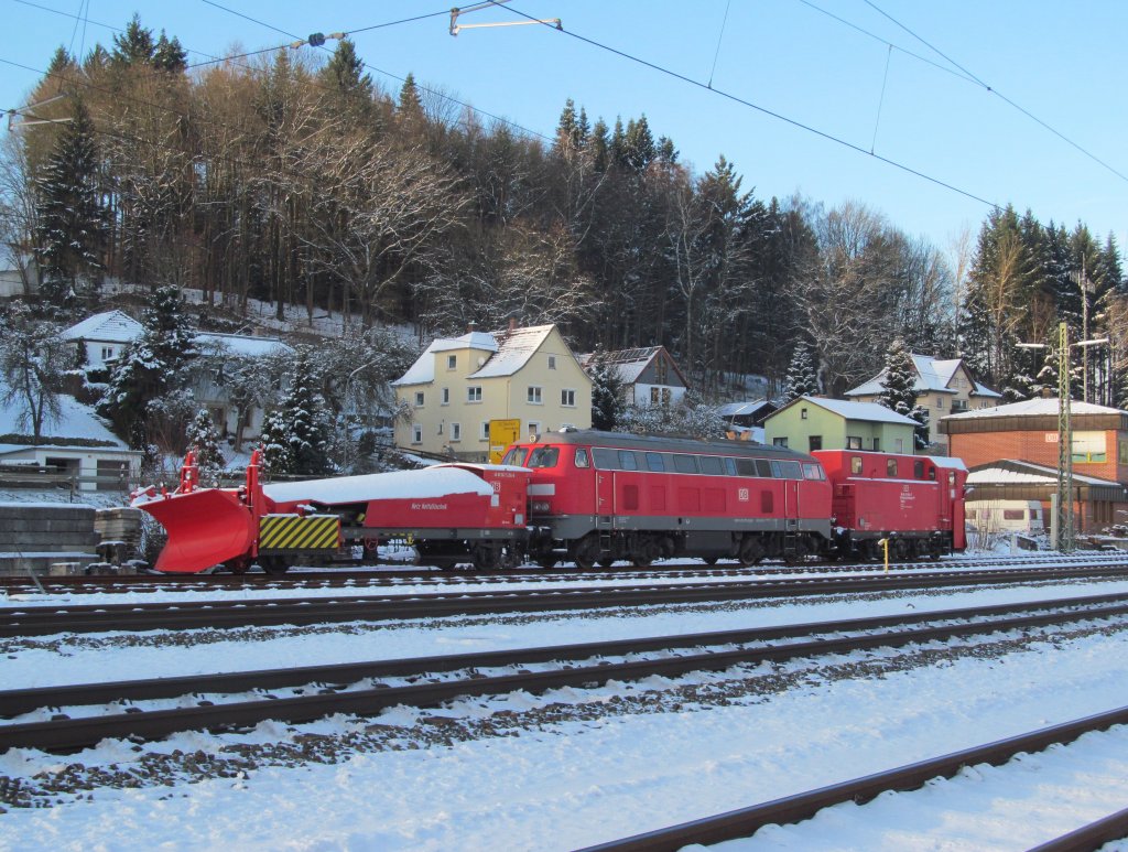 218 272-3 steht am 07. Dezember 2012 mit zwei Schneepflgen (Bauarten 850 und 855) auf Gleis 6 in Kronach.