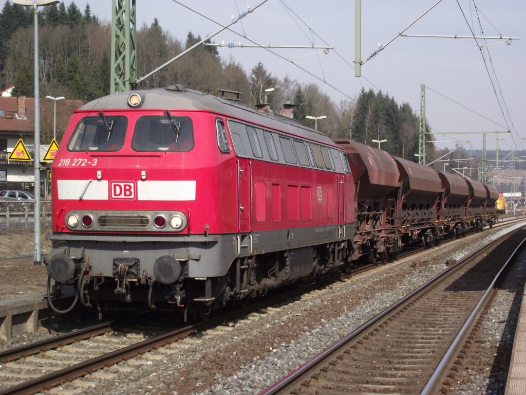 218 272-3 steht am 9. Mrz 2011 mit 5 Schotterwagen auf Gleis 4 in Kronach und wartet auf die berholung durch einen ICE. Gru an den Tf!