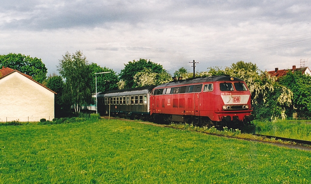218 277 fhrt am 15.5.01 mit zwei Silberlingen am Haken in Ipsheim an. (Blick nach Sdosten) 