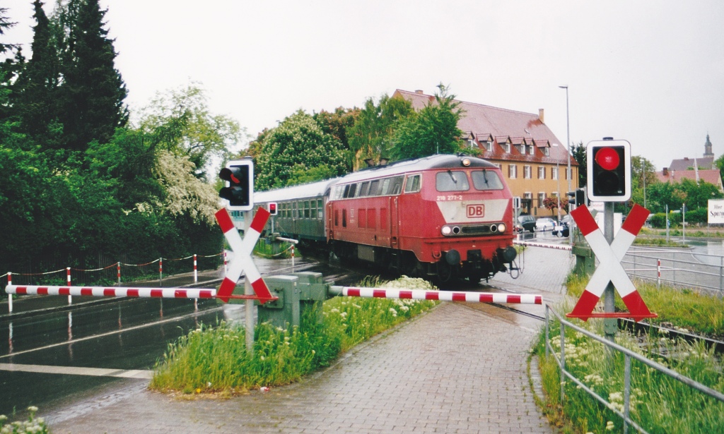 218 277 fhrt mit der RB nach Steinach am 15.5.01 ber den beschrankten Bahnbergang der Ergersheimer Strae. 