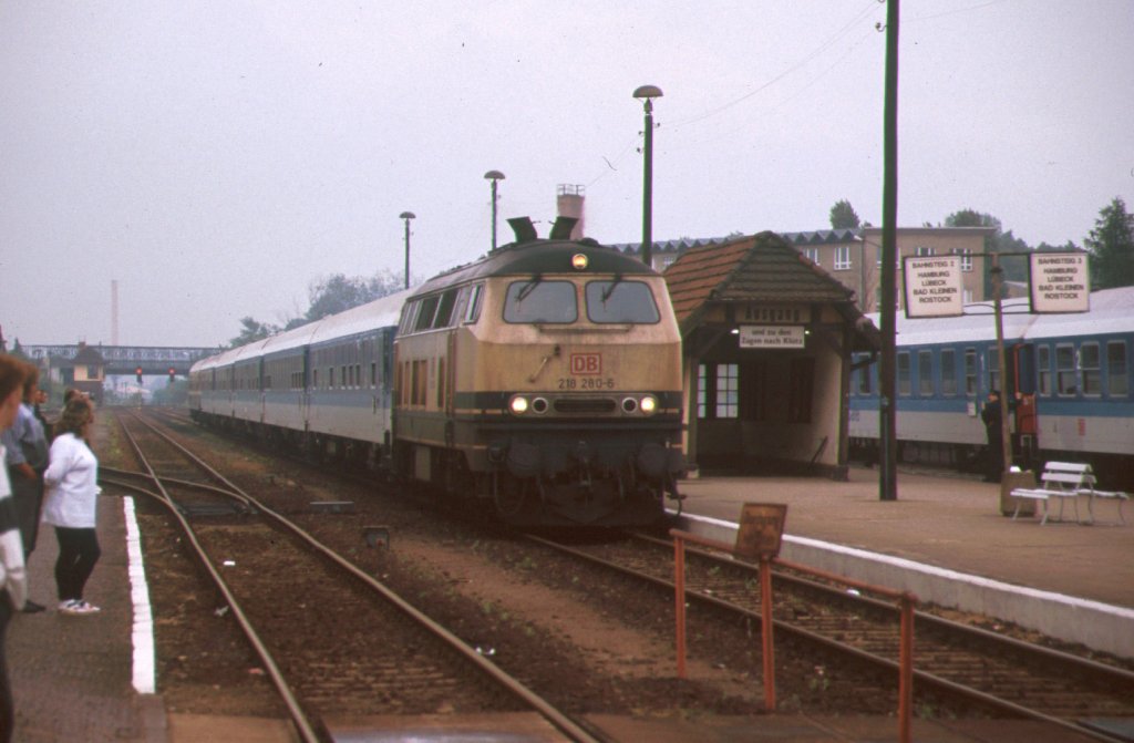 218-280-6 mit einem Interregio im Bahnhof von Grevesmhlen im Jahre 1994