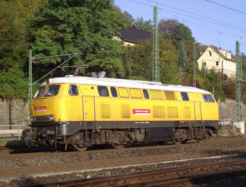218 287-1 der Bahnbau Gruppe rangiert am 17. Oktober 2011 im Bahnhof Kronach. Die Lok hatte zuvor hier auf Gleis 5 bernachtet.