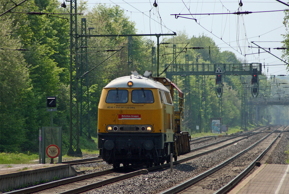 218 287-1 der Bahnbau Gruppe in Richtung Mnchengladbach bei der Durchfahrt in Geilenkirchen, 22.4.11