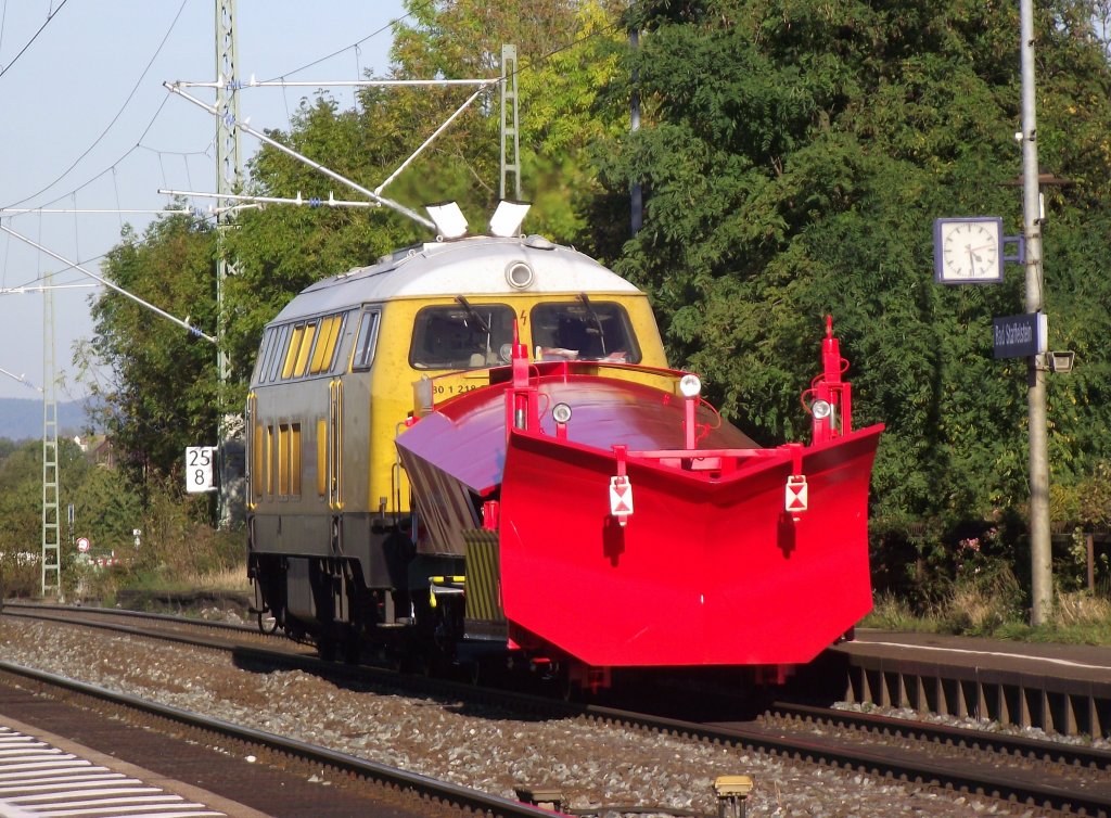 218 287-1 der Bahnbau Gruppe zieht am 16. Oktober 2011 einen Schneeplug der Bauart 850 als DBV 92359 (Meiningen - Kronach) durch Bad Staffelstein.