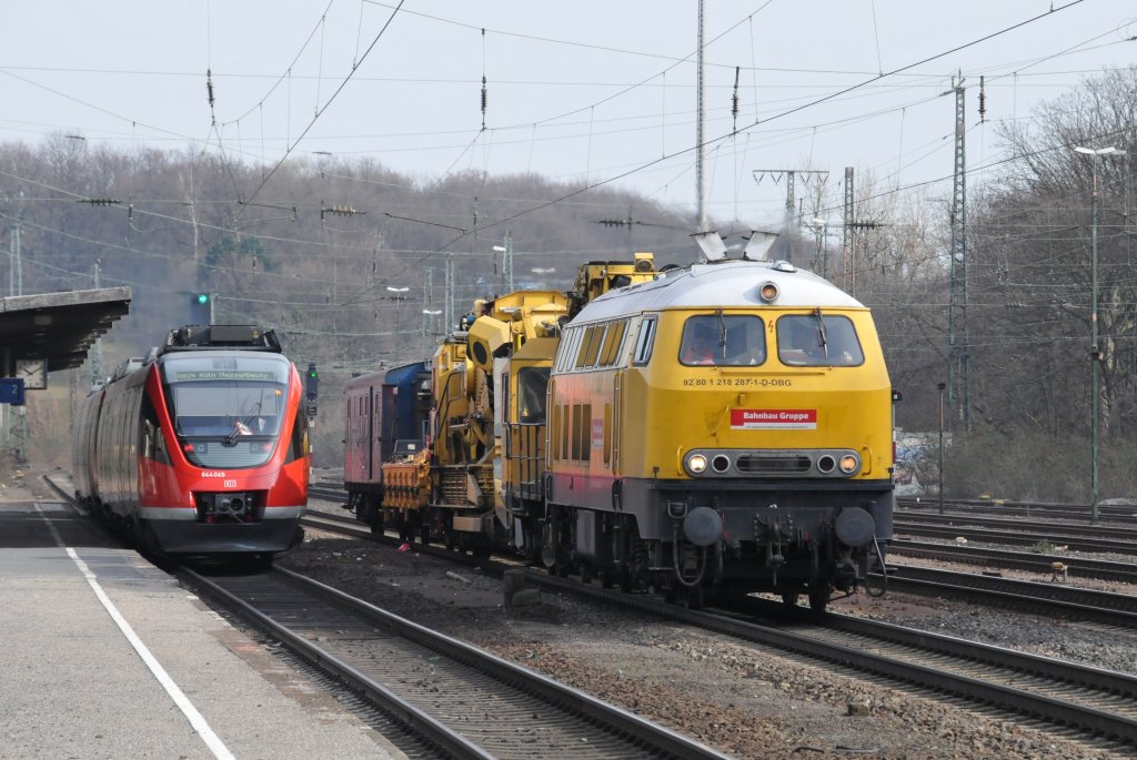 218 287-1 der Bahnbaugruppe rollt mit einem Bauzug durch Kln-West. Links fhrt 644 045 als RB24 ab in Richtung Kln-Messe/Deutz. Aufgenommen am 12/03/2011.
