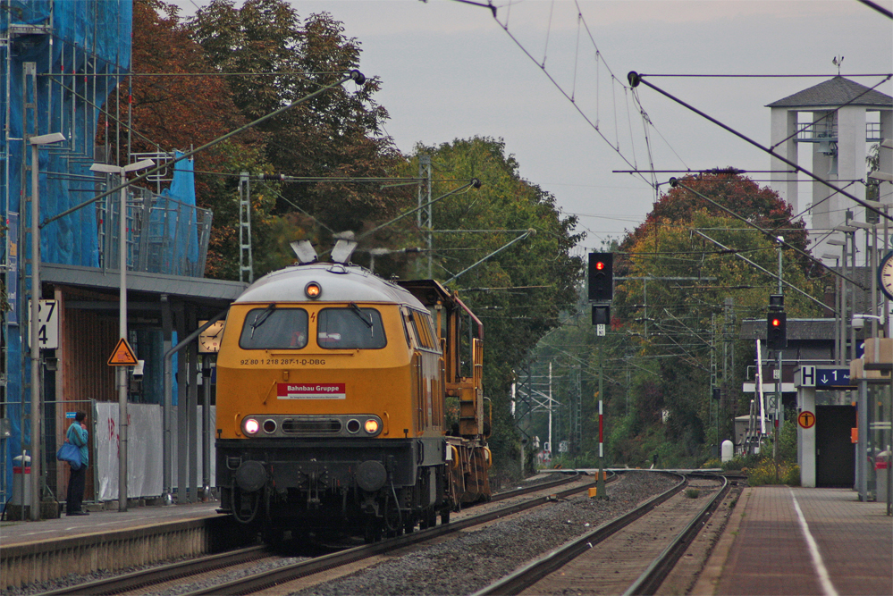 218 287-1 der DBG mit einem gelben Irgendwas im Schlepp Richtung Aachen bei der Durchfahrt in Geilenkirchen, 3.10.10