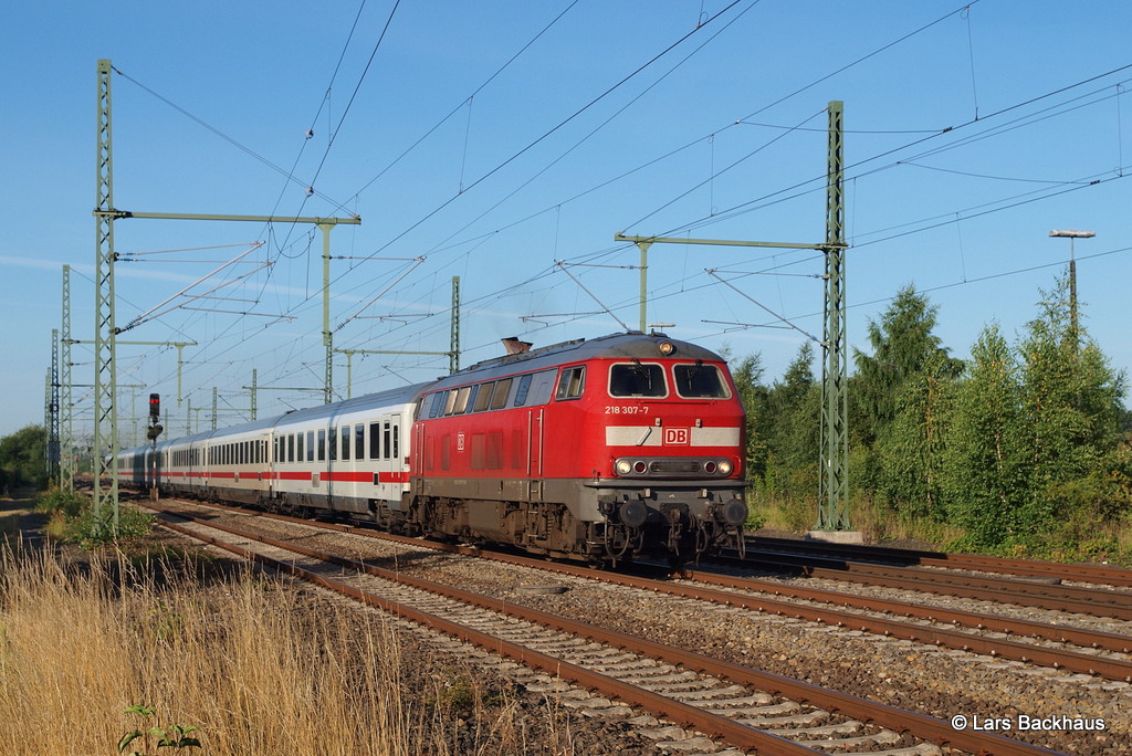 218 307-7 dieselt am Morgen des 22.07.13 mit dem IC 2327 Leerpark durch Bad Oldesloe Richtung Fehmarn.