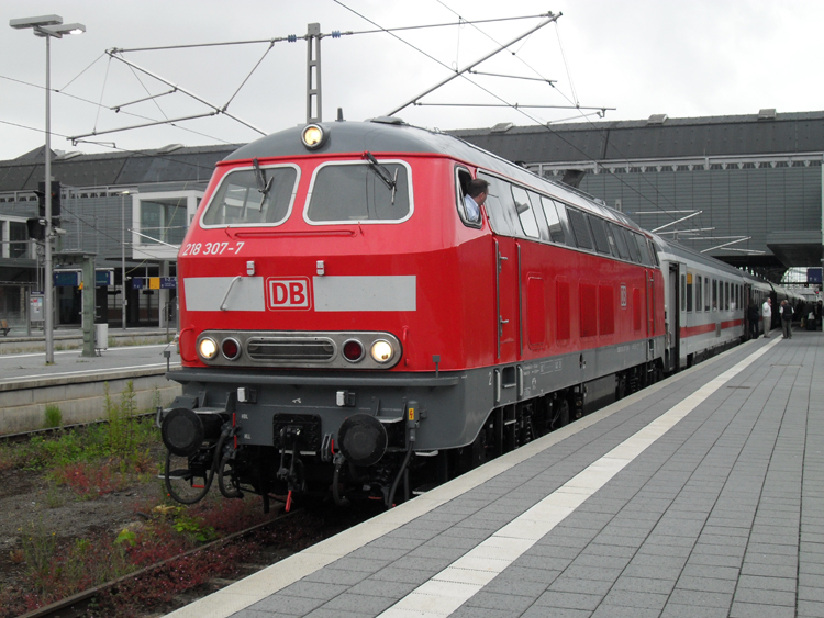 218 307-7 mit IC 2120 von Frankfurt(Main)Hbf Richtung Puttgarden kurz nach der Ankunft im Lbecker Hbf.(19.06.10) 