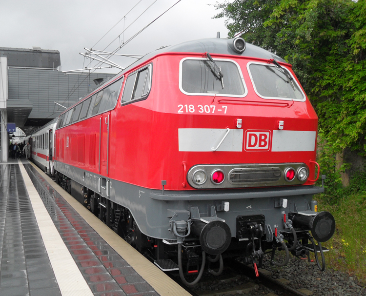 218 307-7 mit IC2327 von Puttgarden Richtung Passau Hbf.kurz vor der Ausfahrt im Lbecker Hbf(19.06.10) 