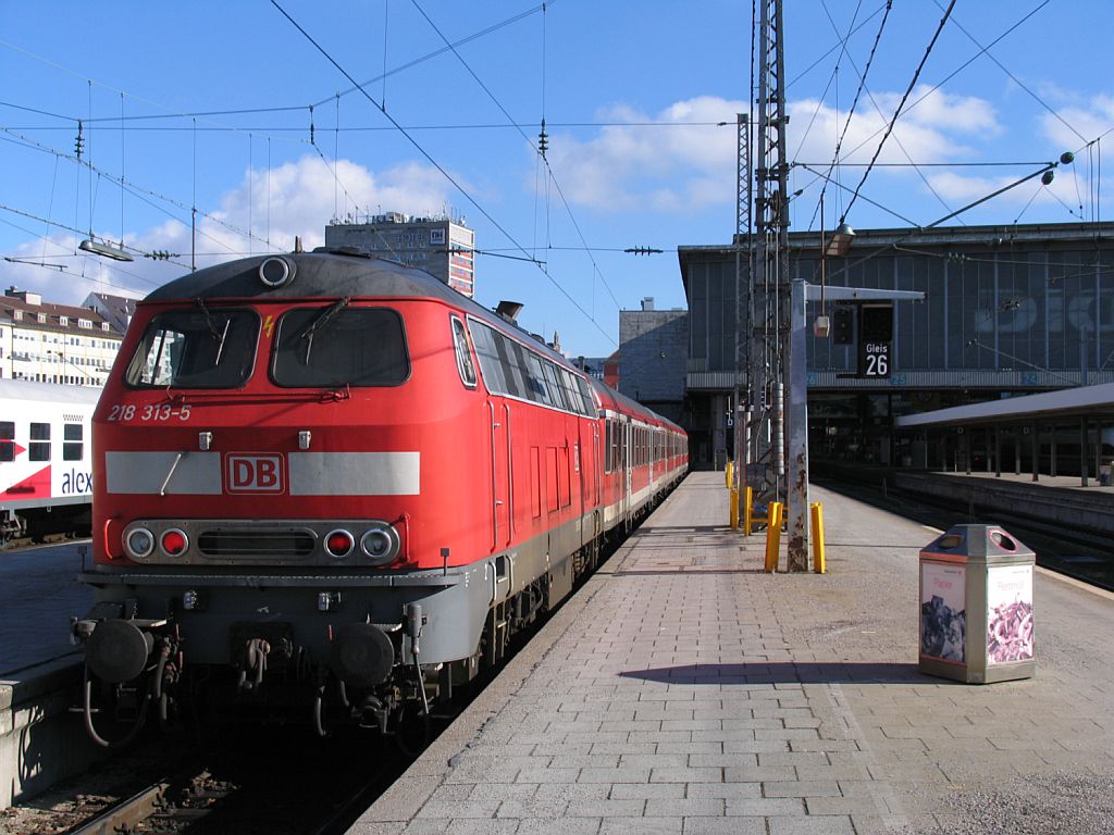 218 313-5 wartet auf Einsatz in Mnchen Hauptbahnhof am 4-2-2007.