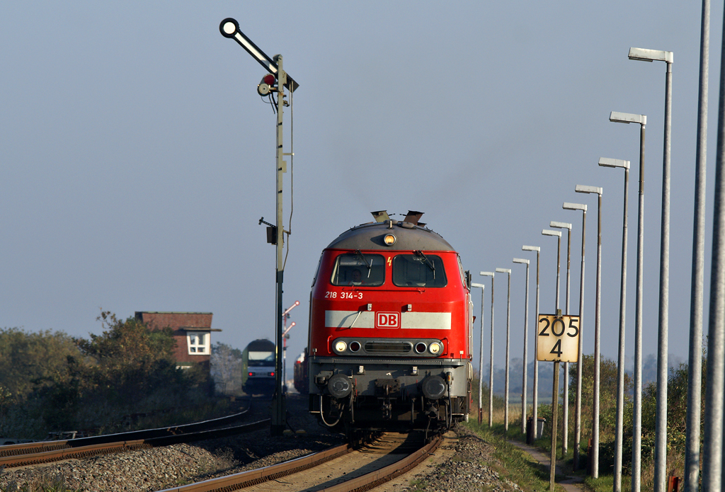 218 314-3 beschleunigt am 9.10.2010 einen Auto-Zug nach Westerland aus dem Kbf Lehnshallig.
