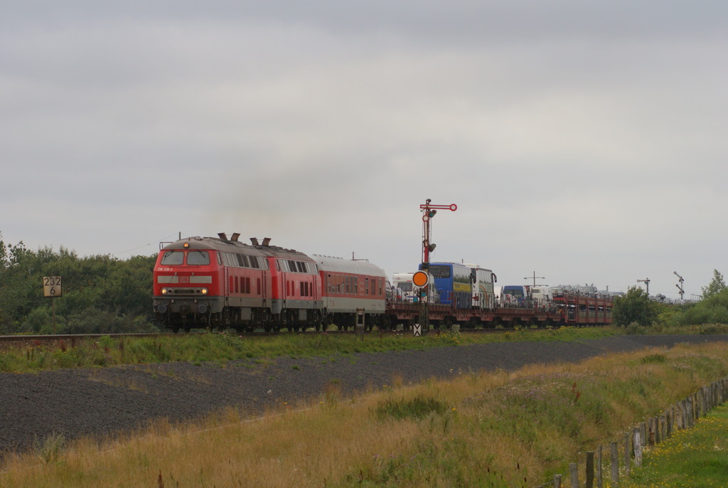 218 319-2 + 218 372-1 mit einem Sylt-Shuttle in Keitum am 31.07.2011