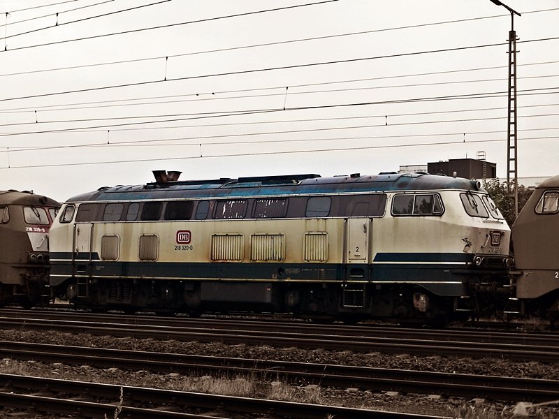 218 320 mitten in einer Reihe von abgestellten 218ner in Bremen-Seebaldsbrck am 21.06.07