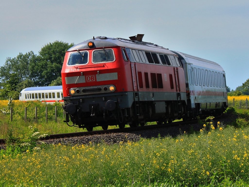 218 321-8 mit dem IC 2220 von Frankfurt am Main am Haken fhrt am 09.06.2013 ber das Gleisdreieck das den Bahnhof Burg auf Fehmarn mit der Vogelfluglinie verbindet in den Bahnhof ein.