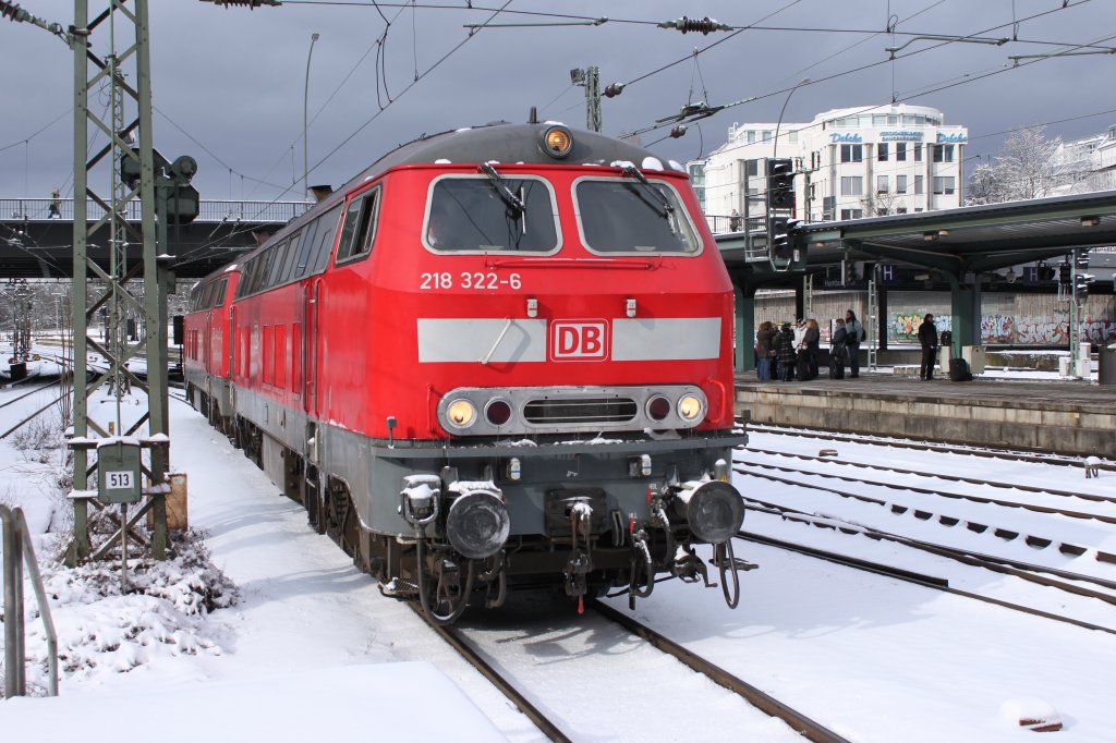 218 322-6 und 218 376-2 setzen sich am 10.03.2013 in Hamburg Hbf vor den IC nach Westerland/Sylt.