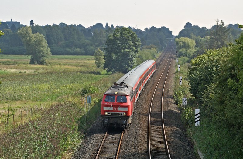 218 322-6 bei etwas dunstigen Witterungsverhltnissen am 22.08.2008 mit einem  RE nach Kiel Hbf bei Eutin.