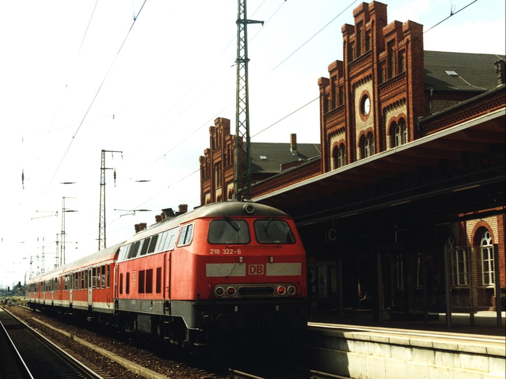 218 322-6 mit RB 36982 Stendal-Braunschweig auf Bahnhof Stendal am 17-7-2005. Bild und scan: Date Jan de Vries.