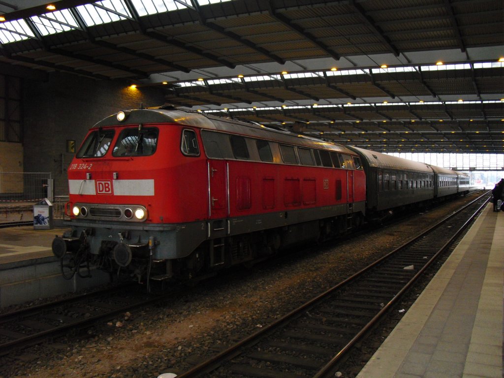 218 324-2 der Erzgebirgsbahn hat unseren Sonderzug am 13.03.10 von Chemnitz Hbf nach Nordhausen gezogen. Der Eigentliche Sonderzug mit V 100-Bespannug viel wegen technischen Problemen leider aus! Hier im Hbf Chemnitz.
