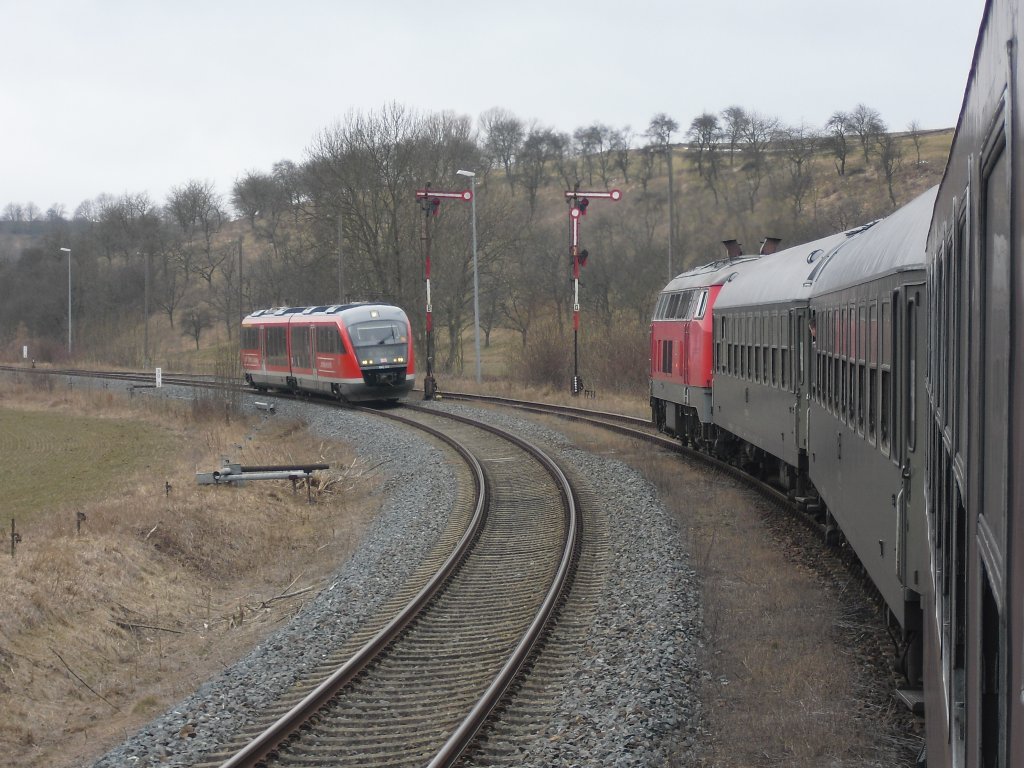 218 324-2 mit dem Sonderzug nach Nordhausen. Musste Hier warten, weil uns eine Regionalbahn entgegen kam. Am 13.03.10 