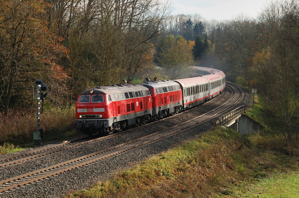 218 326 und 495 mit IC 118 in Aulendorf (09.11.2012)