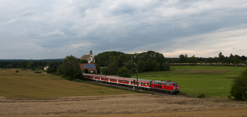 218 326-7 und 218 491-9 (am Zugende) am 4. August 2010 mit dem  Tour de Lndle  Zug bei Lffingen.
