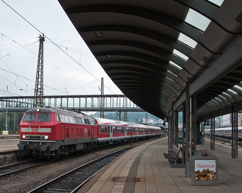 218 326-7 mit einem Nahverkehrszug am 28. Juli 2011 in Ulm Hbf.