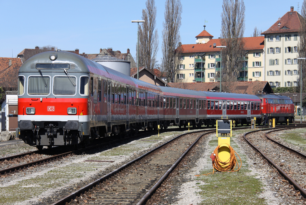 218 326-7 steht mit einem Radl-Express abgestellt in Lindau am 14.04.2013