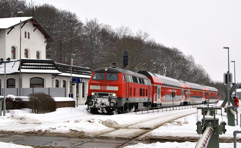 218 329-1 am 14.02.2010 mit einem RE nach Kiel Hbf bei der Ausfahrt aus dem Bahnhof von Bad Malente-Gremsmhlen.