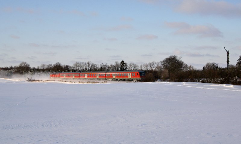 218 329-1 schiebt am 11.02.2010 eine Wendezuggarnitur als RB nach Kiel Hbf am Neuwittenbeker ESig vorbei. Der Schnee hat es in dieser Region schon auf gut 40 cm Hhe gebracht, was das Gehen auf ungerumten Wegen sehr erschwert.