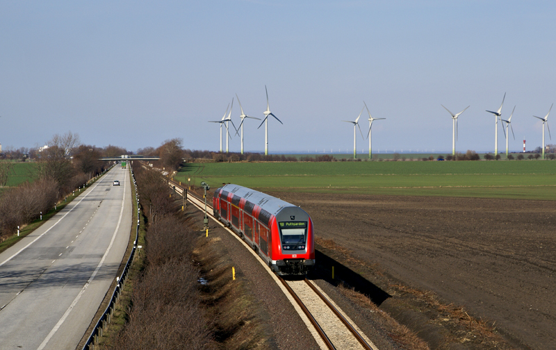 218 329-1 zieht am 2.04.2010 bei Niendorf (Fehmarn) RE 21920 nach Puttgarden.