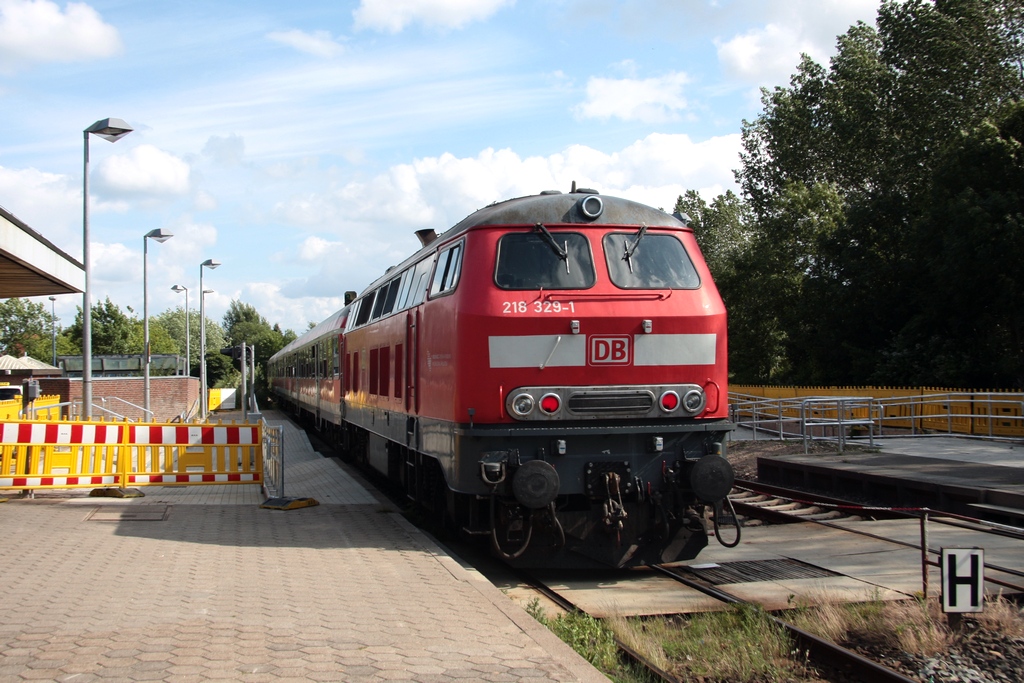 218 329 schiebt RB21929 (Flensburg - Kiel) am 01.07.2011 aus dem Bf Eckernfrde.