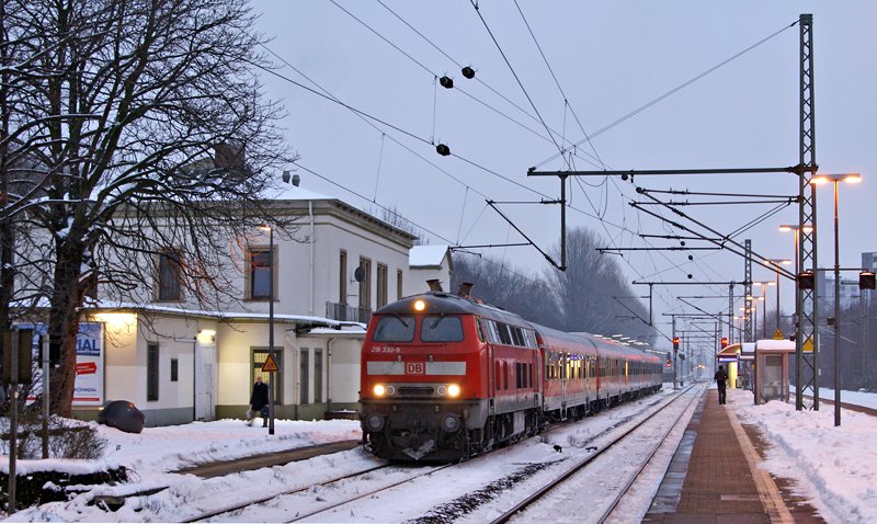218 330-9 mit einem RE  von Hamburg Hbf nach Kiel Hbf am 18.01.2010 in Pinneberg.