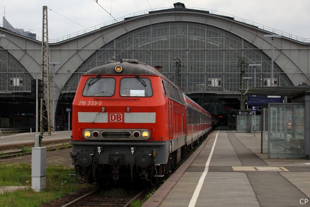 218 333-3 verlsst mit dem RE 3707 nach Hof den Leipziger Hauptbahnhof. (7.5.2010)