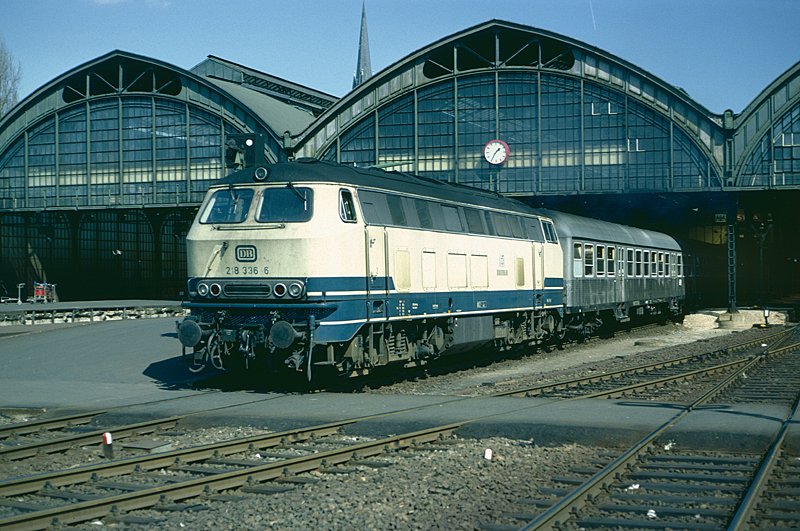 218 336-6 verlt im Sommer 1983 den Lbecker Hbf mit einem Eilzug.
