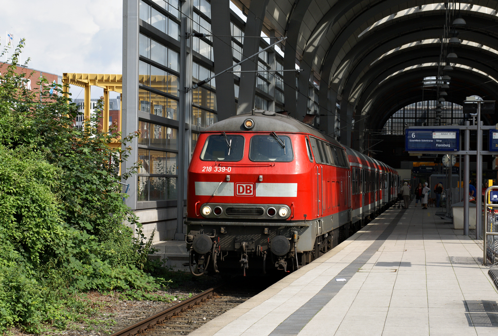 218 339-0 steht am 24.07.2009 im Kieler Hauptbahnhof zur Abfahrt als RB nach Flensburg bereit.