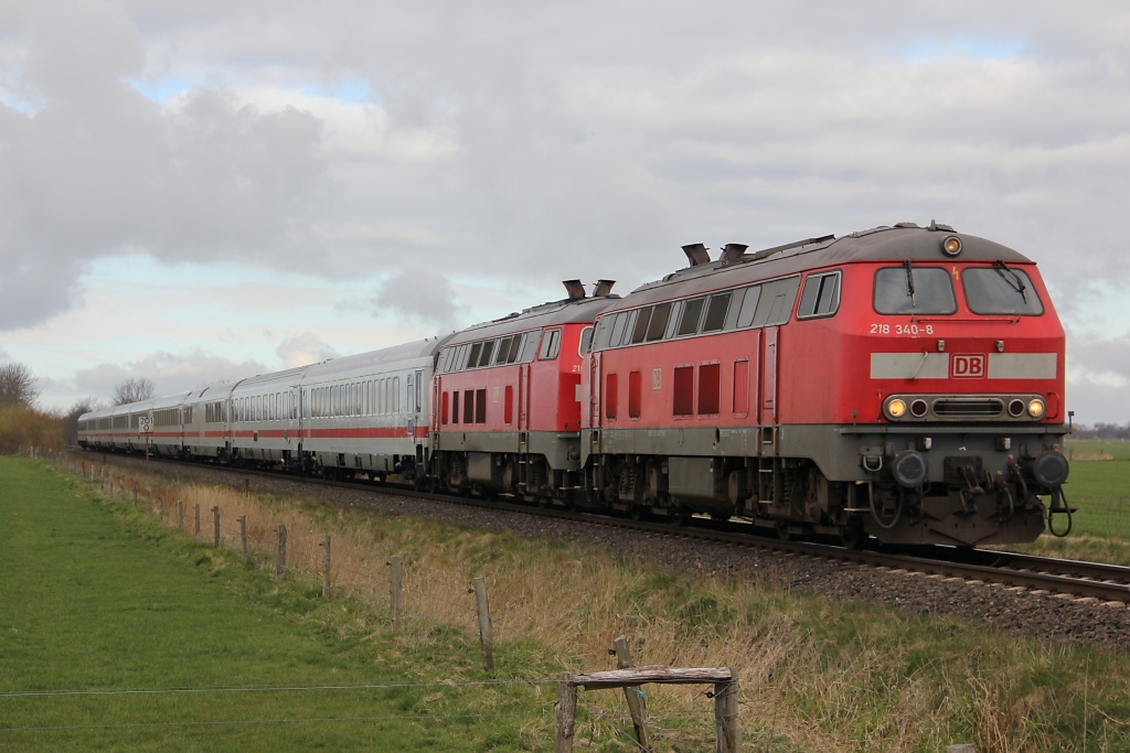 218 340-8 + 218 341-6 mit IC Richtung Niebll. Aufgenommen am 13.04.2012 bei Niebll.