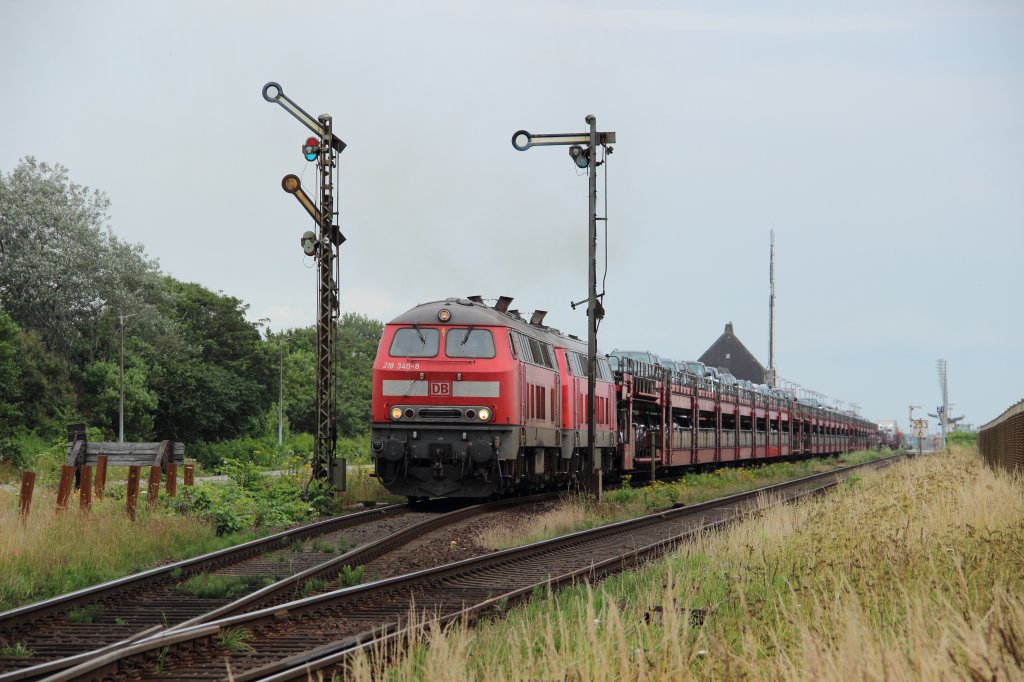 218 340-8 und eine weitere 218 mit einem Sylt Shuttle in Keitum am 07.07.12