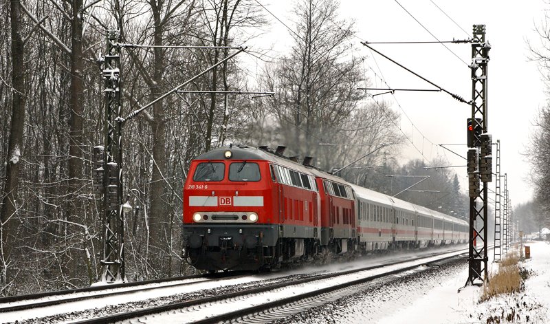 218 341-6 und eine Schwesterlokomotive beschleunigen am 17.01.2010 unter entsprechender Geruschkulisse einen IC aus Westerland in Prisdorf.